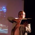 Rasperformer Tom Lanoye doet meer dan "voorlezen" - hij acteert stukken uit het boek - 22 augustus 2014 - foto: Raf Bergans