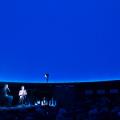 Het blauwe licht zorgde de hele voorstelling lang voor een bevreemdend effect - 24 augustus 2014 - foto: Raf Bergans