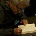 Achteraf signeerden de auteurs naar goede gewoonte hun boeken - 19 augustus 2013 - foto: Raf Bergans